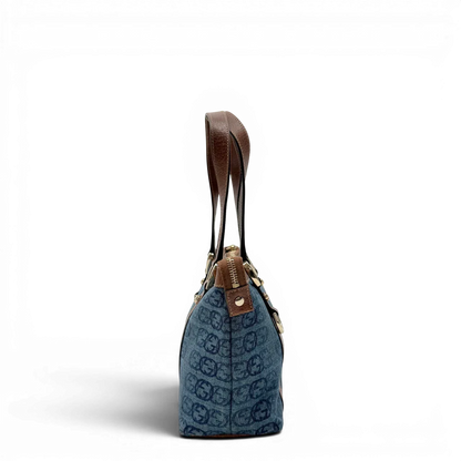 https://cdn.shopify.com/s/files/1/0564/9376/8855/files/Gucci_Handtasche_Abbey_klein_Denim_monogram_blau_vintage_GG7868.webp?v=1780489845