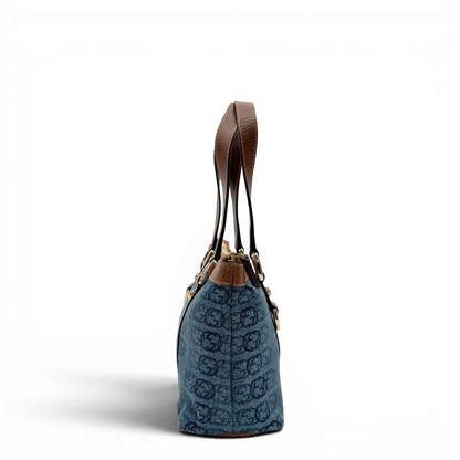 https://cdn.shopify.com/s/files/1/0564/9376/8855/files/Gucci_Handtasche_Abbey_klein_Denim_monogram_blau_vintage_GG7869.webp?v=1780489845
