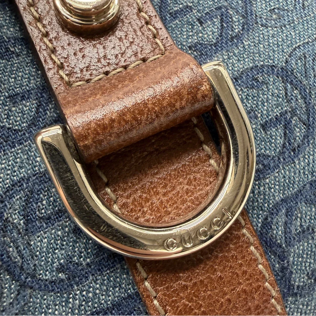 https://cdn.shopify.com/s/files/1/0564/9376/8855/files/Gucci_Handtasche_Abbey_klein_Denim_monogram_blau_vintage_GG7880.webp?v=1780489846