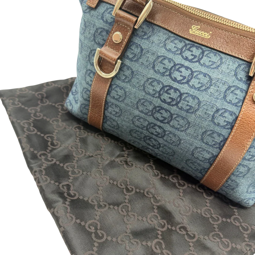 https://cdn.shopify.com/s/files/1/0564/9376/8855/files/Gucci_Handtasche_Abbey_klein_Denim_monogram_blau_vintage_GG7884.webp?v=1780489845