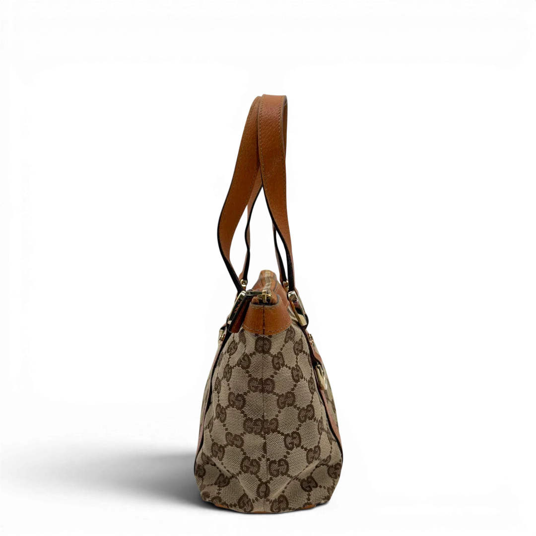 https://cdn.shopify.com/s/files/1/0564/9376/8855/files/Gucci_Handtasche_Abbey_klein_monogram_beige_vintage_GG6330.webp?v=1778676378