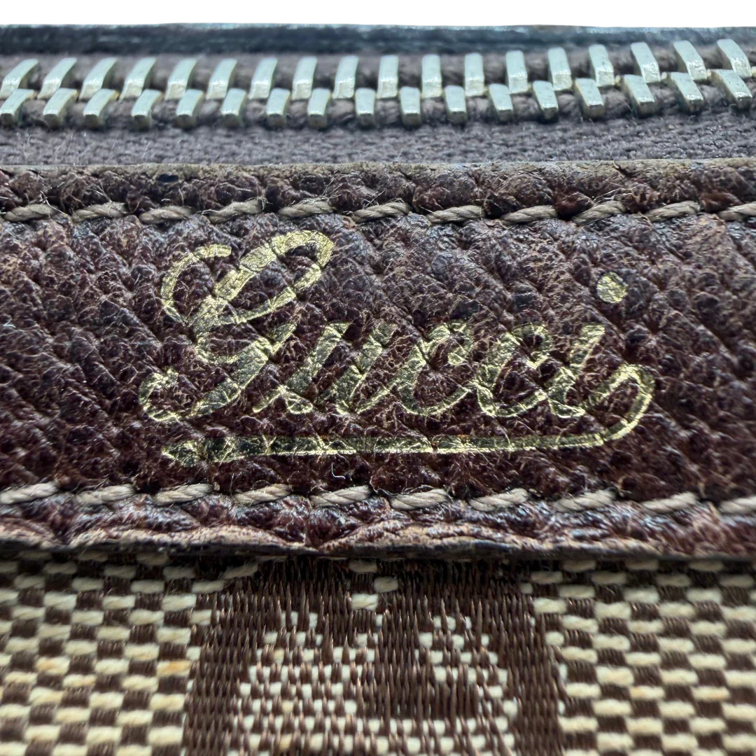 https://cdn.shopify.com/s/files/1/0564/9376/8855/files/Gucci_Handtasche_Abbey_langlich_monogram_beige_11.webp?v=1781712916