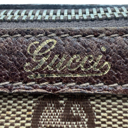 https://cdn.shopify.com/s/files/1/0564/9376/8855/files/Gucci_Handtasche_Abbey_langlich_monogram_beige_11.webp?v=1781712916