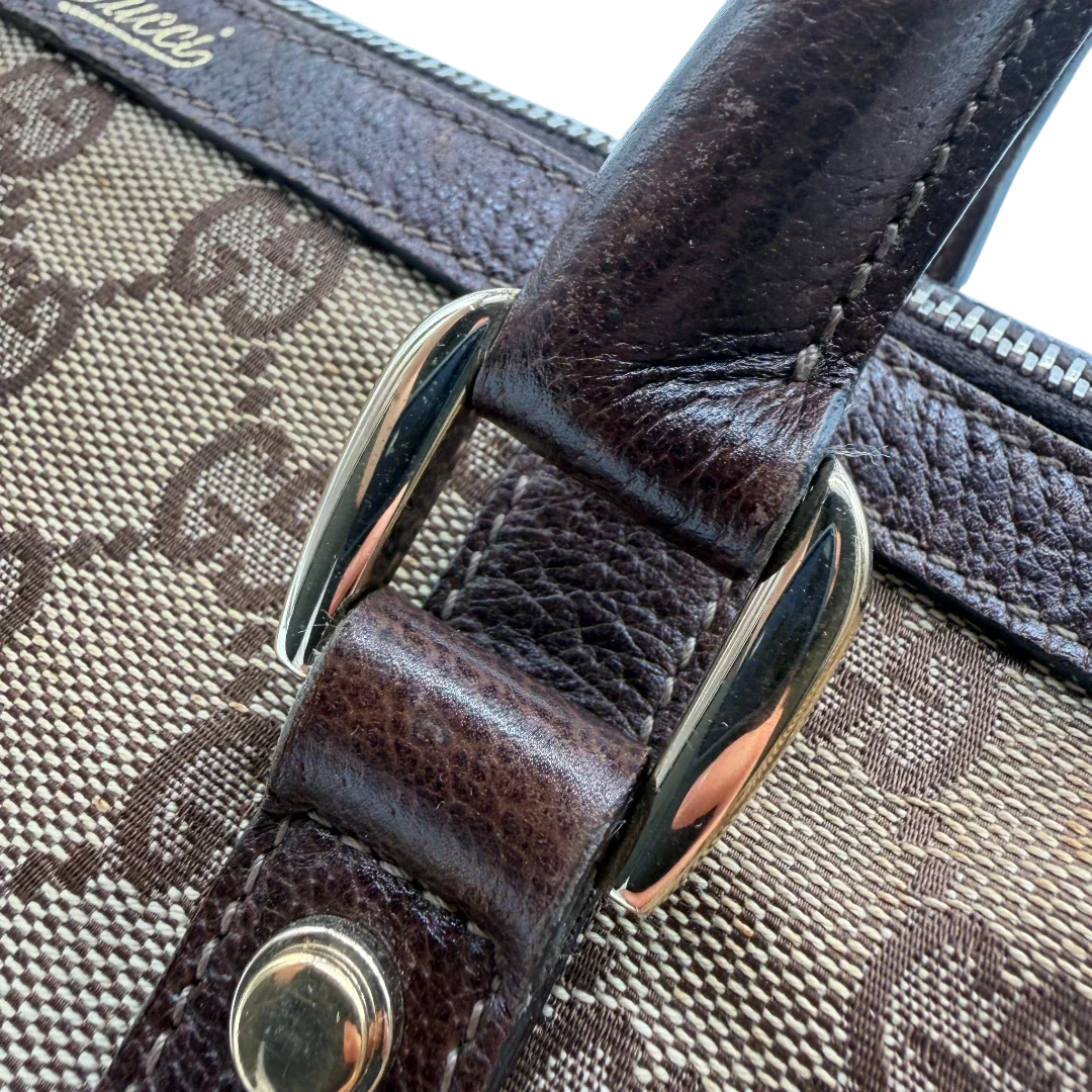 https://cdn.shopify.com/s/files/1/0564/9376/8855/files/Gucci_Handtasche_Abbey_langlich_monogram_beige_12.webp?v=1781712916