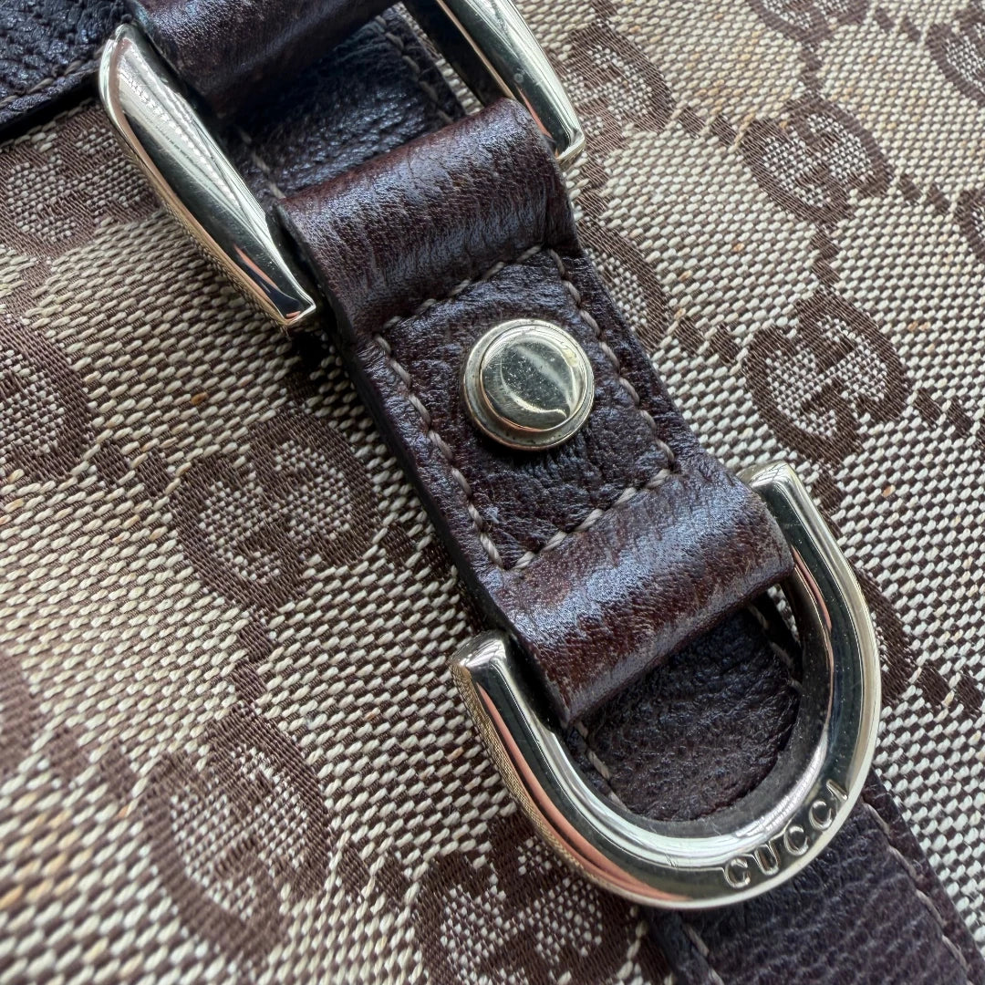 https://cdn.shopify.com/s/files/1/0564/9376/8855/files/Gucci_Handtasche_Abbey_langlich_monogram_beige_13.webp?v=1781712916