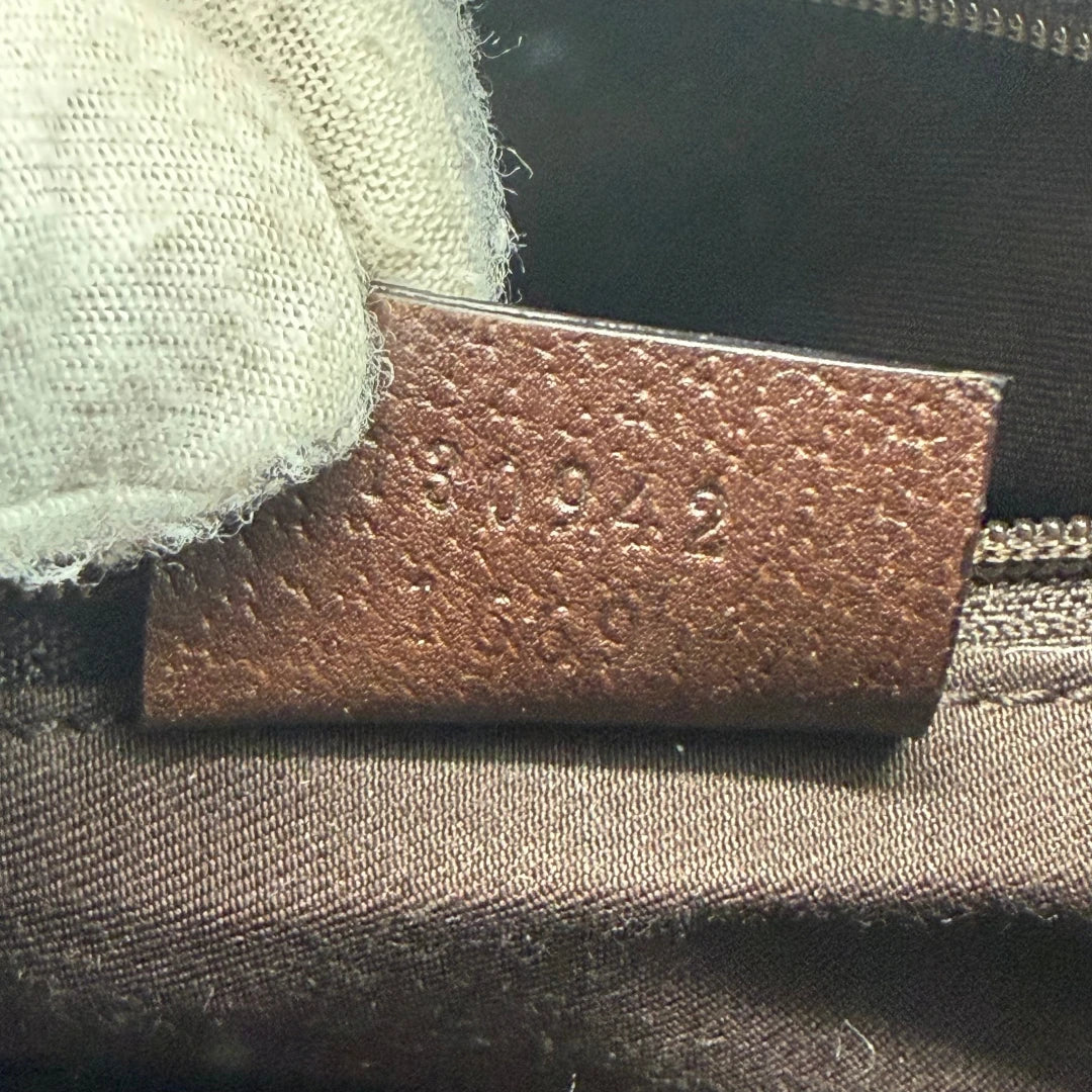 https://cdn.shopify.com/s/files/1/0564/9376/8855/files/Gucci_Handtasche_Abbey_langlich_monogram_beige_17.webp?v=1781712916