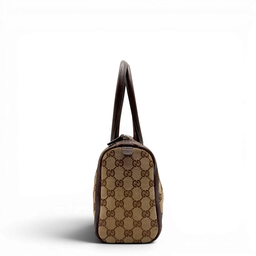 https://cdn.shopify.com/s/files/1/0564/9376/8855/files/Gucci_Handtasche_Abbey_langlich_monogram_beige_3.webp?v=1781712917