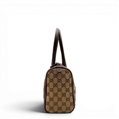 https://cdn.shopify.com/s/files/1/0564/9376/8855/files/Gucci_Handtasche_Abbey_langlich_monogram_beige_3.webp?v=1781712917