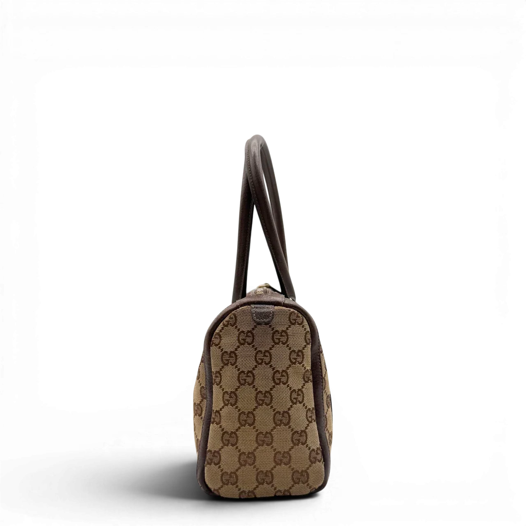 https://cdn.shopify.com/s/files/1/0564/9376/8855/files/Gucci_Handtasche_Abbey_langlich_monogram_beige_4.webp?v=1781712915
