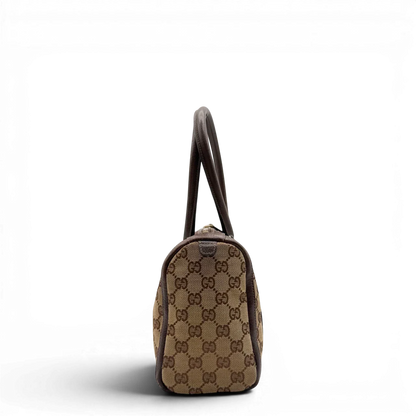 https://cdn.shopify.com/s/files/1/0564/9376/8855/files/Gucci_Handtasche_Abbey_langlich_monogram_beige_4.webp?v=1781712915