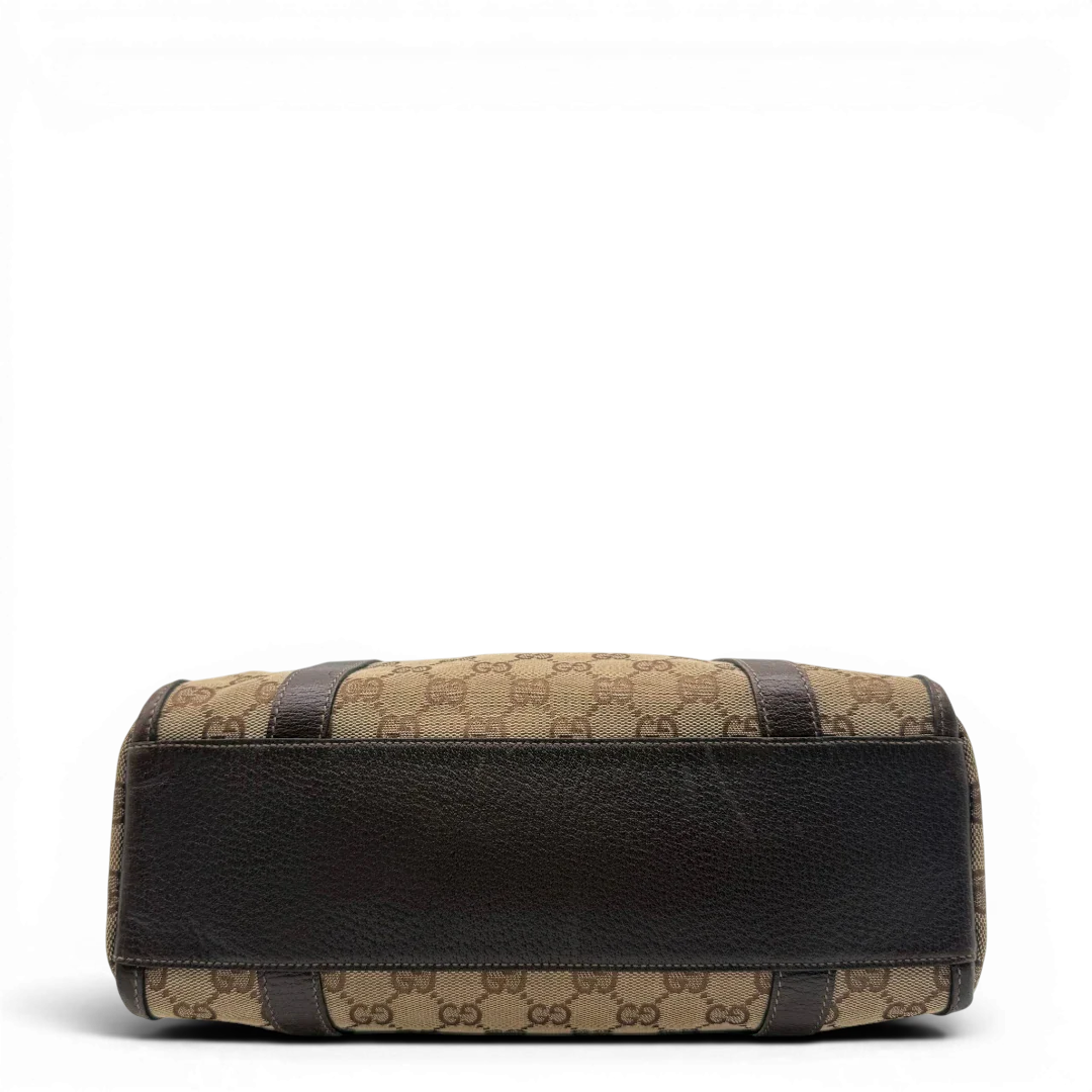https://cdn.shopify.com/s/files/1/0564/9376/8855/files/Gucci_Handtasche_Abbey_langlich_monogram_beige_5.webp?v=1781712916