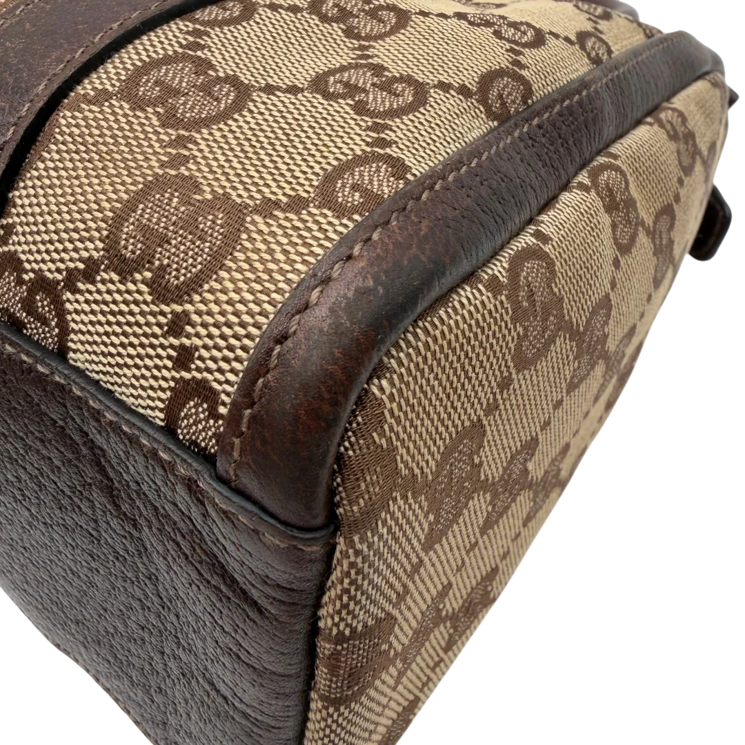 https://cdn.shopify.com/s/files/1/0564/9376/8855/files/Gucci_Handtasche_Abbey_langlich_monogram_beige_8.webp?v=1781712916