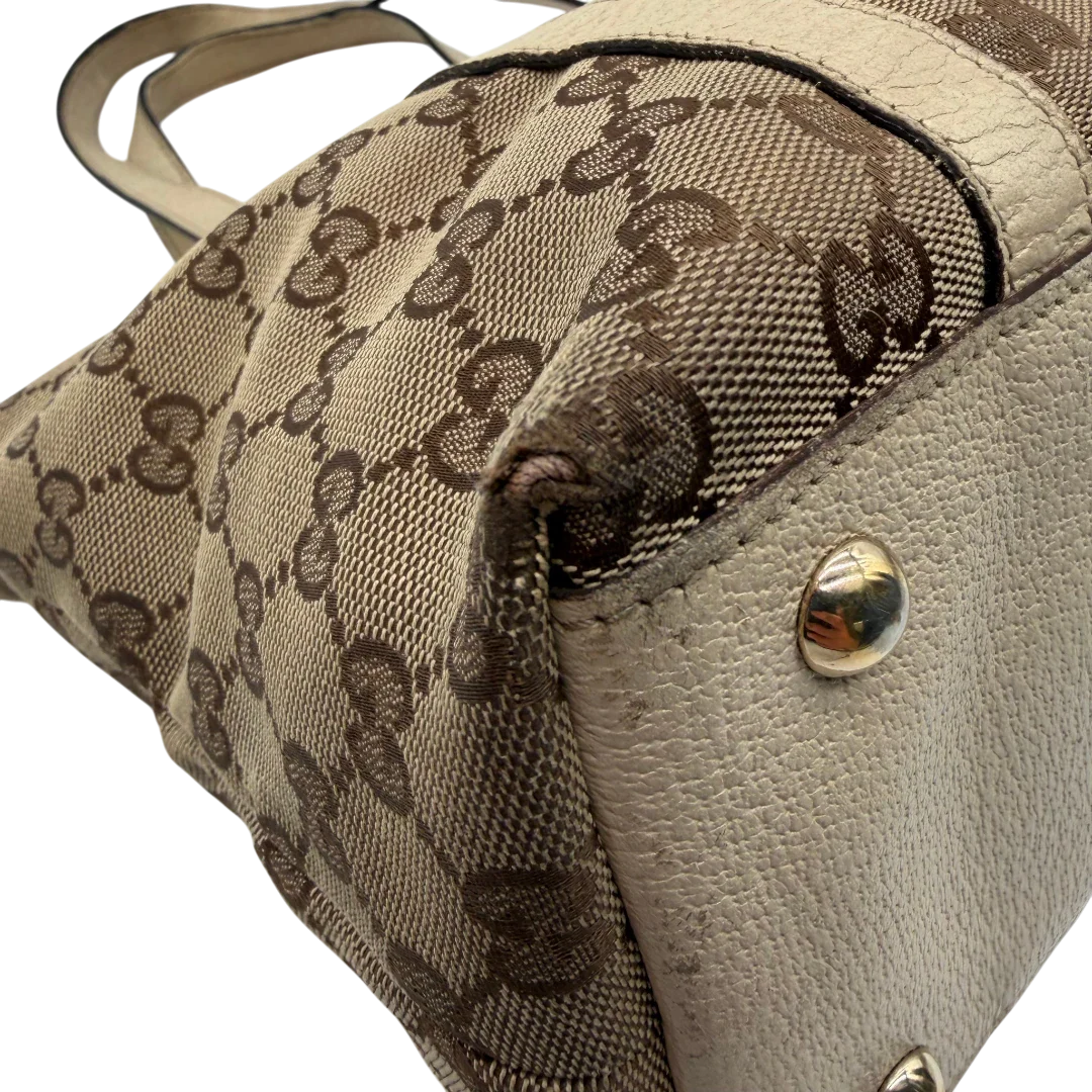 https://cdn.shopify.com/s/files/1/0564/9376/8855/files/Gucci_Handtasche_Abbey_monogram_beige_vintage_GG6317.webp?v=1778676787