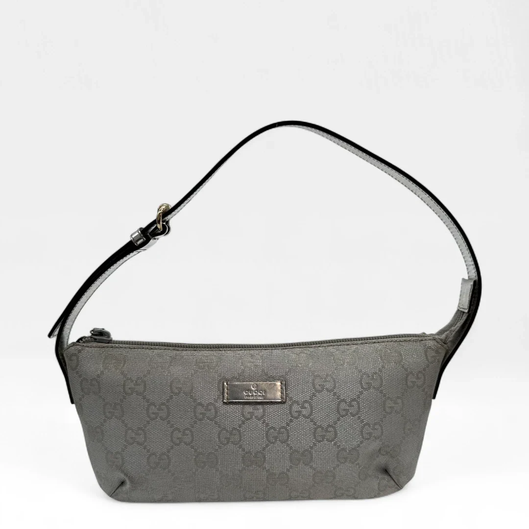 https://cdn.shopify.com/s/files/1/0564/9376/8855/files/Gucci_Handtasche_Baguette_monogram_silber_second_hand_luxury_GG_handbag3016.webp?v=1757028504