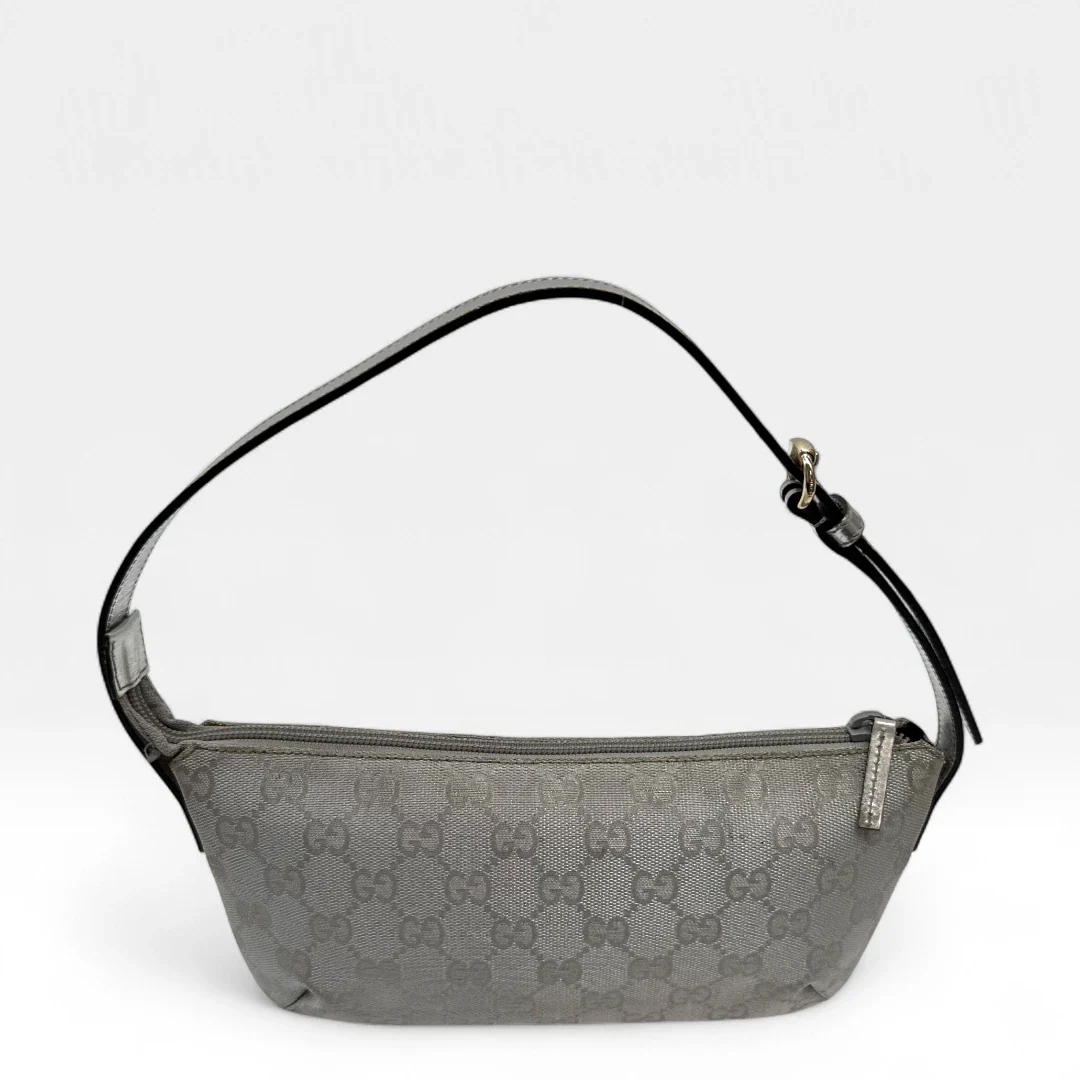 https://cdn.shopify.com/s/files/1/0564/9376/8855/files/Gucci_Handtasche_Baguette_monogram_silber_second_hand_luxury_GG_handbag3019.webp?v=1757028553