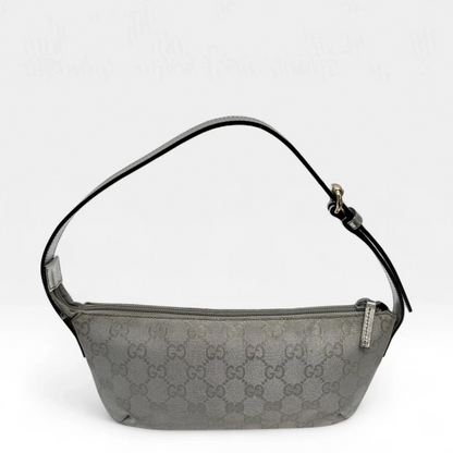 https://cdn.shopify.com/s/files/1/0564/9376/8855/files/Gucci_Handtasche_Baguette_monogram_silber_second_hand_luxury_GG_handbag3019.webp?v=1757028553