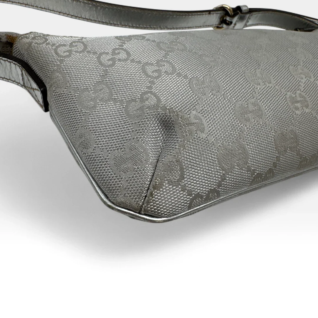 https://cdn.shopify.com/s/files/1/0564/9376/8855/files/Gucci_Handtasche_Baguette_monogram_silber_second_hand_luxury_GG_handbag3023.webp?v=1757028553