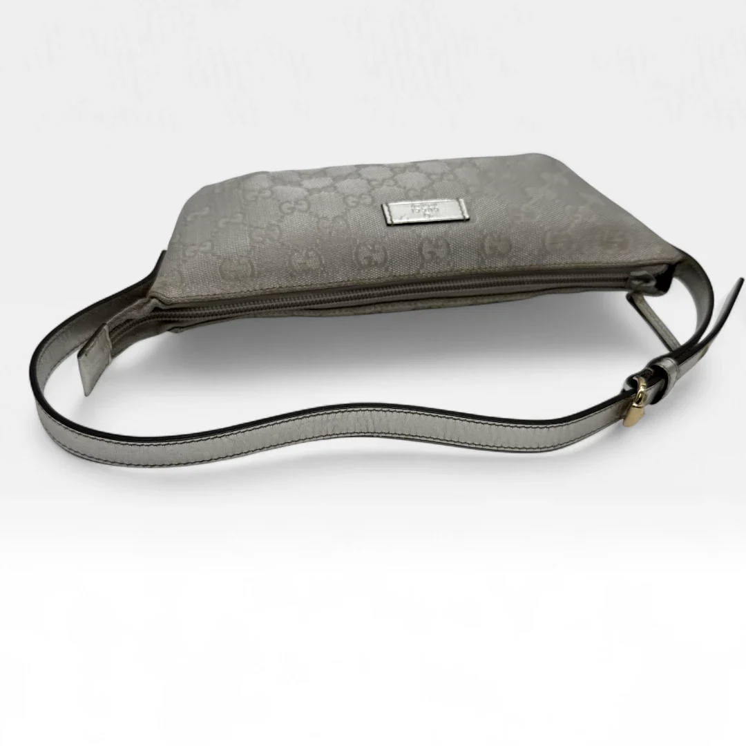 https://cdn.shopify.com/s/files/1/0564/9376/8855/files/Gucci_Handtasche_Baguette_monogram_silber_second_hand_luxury_GG_handbag3025.webp?v=1757028553