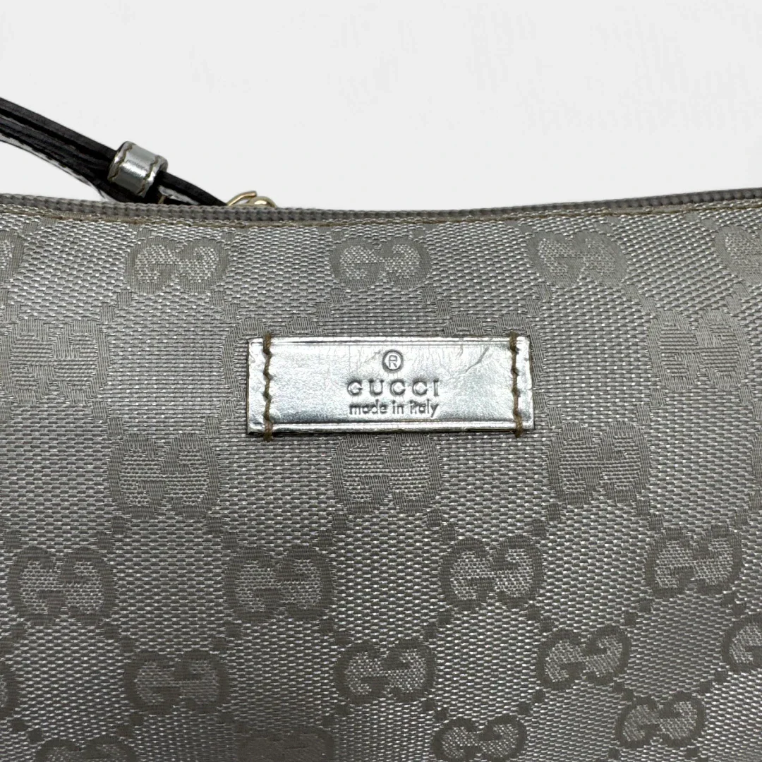 https://cdn.shopify.com/s/files/1/0564/9376/8855/files/Gucci_Handtasche_Baguette_monogram_silber_second_hand_luxury_GG_handbag3026.webp?v=1757028553