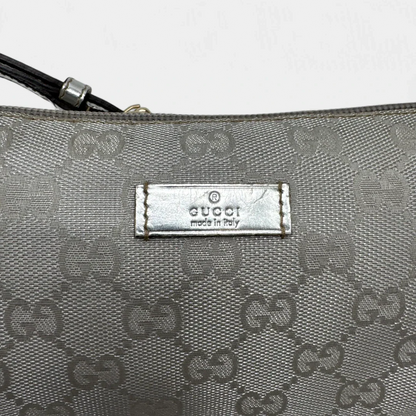https://cdn.shopify.com/s/files/1/0564/9376/8855/files/Gucci_Handtasche_Baguette_monogram_silber_second_hand_luxury_GG_handbag3026.webp?v=1757028553