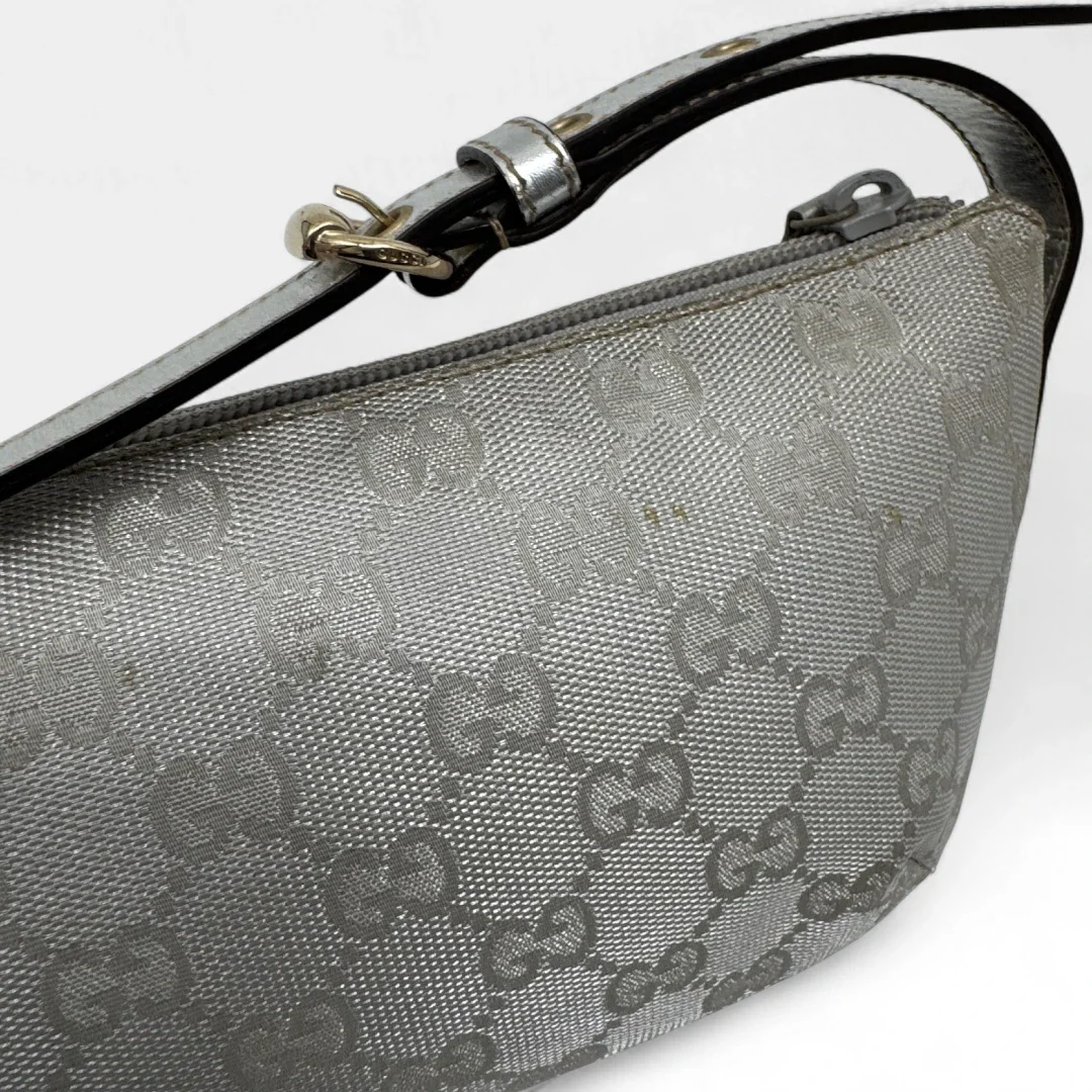 https://cdn.shopify.com/s/files/1/0564/9376/8855/files/Gucci_Handtasche_Baguette_monogram_silber_second_hand_luxury_GG_handbag3029.webp?v=1757028553