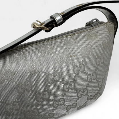 https://cdn.shopify.com/s/files/1/0564/9376/8855/files/Gucci_Handtasche_Baguette_monogram_silber_second_hand_luxury_GG_handbag3029.webp?v=1757028553