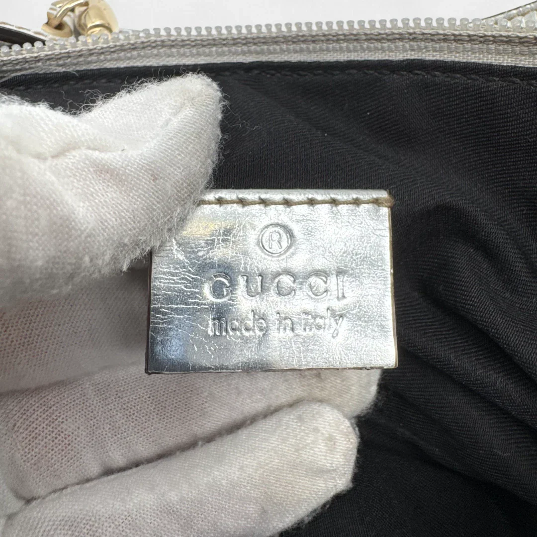 https://cdn.shopify.com/s/files/1/0564/9376/8855/files/Gucci_Handtasche_Baguette_monogram_silber_second_hand_luxury_GG_handbag3032.webp?v=1757028553