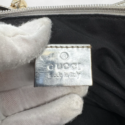 https://cdn.shopify.com/s/files/1/0564/9376/8855/files/Gucci_Handtasche_Baguette_monogram_silber_second_hand_luxury_GG_handbag3032.webp?v=1757028553
