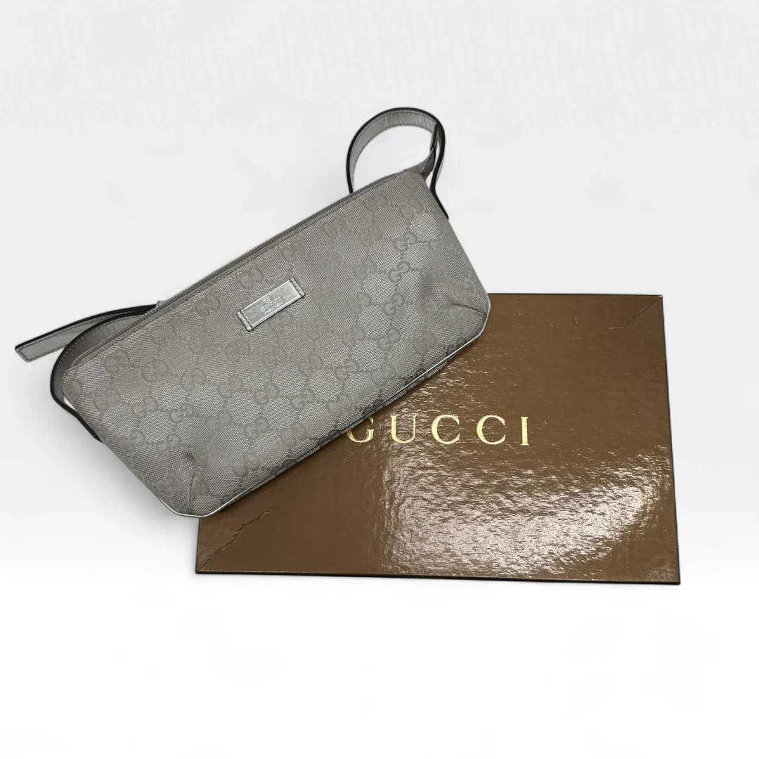 https://cdn.shopify.com/s/files/1/0564/9376/8855/files/Gucci_Handtasche_Baguette_monogram_silber_second_hand_luxury_GG_handbag3034.webp?v=1757028553