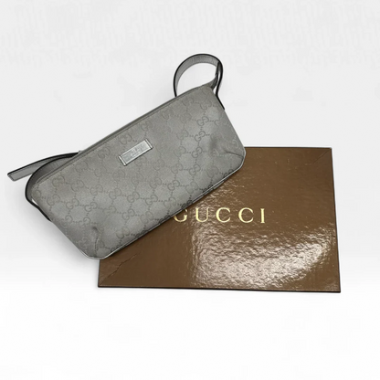 https://cdn.shopify.com/s/files/1/0564/9376/8855/files/Gucci_Handtasche_Baguette_monogram_silber_second_hand_luxury_GG_handbag3034.webp?v=1757028553