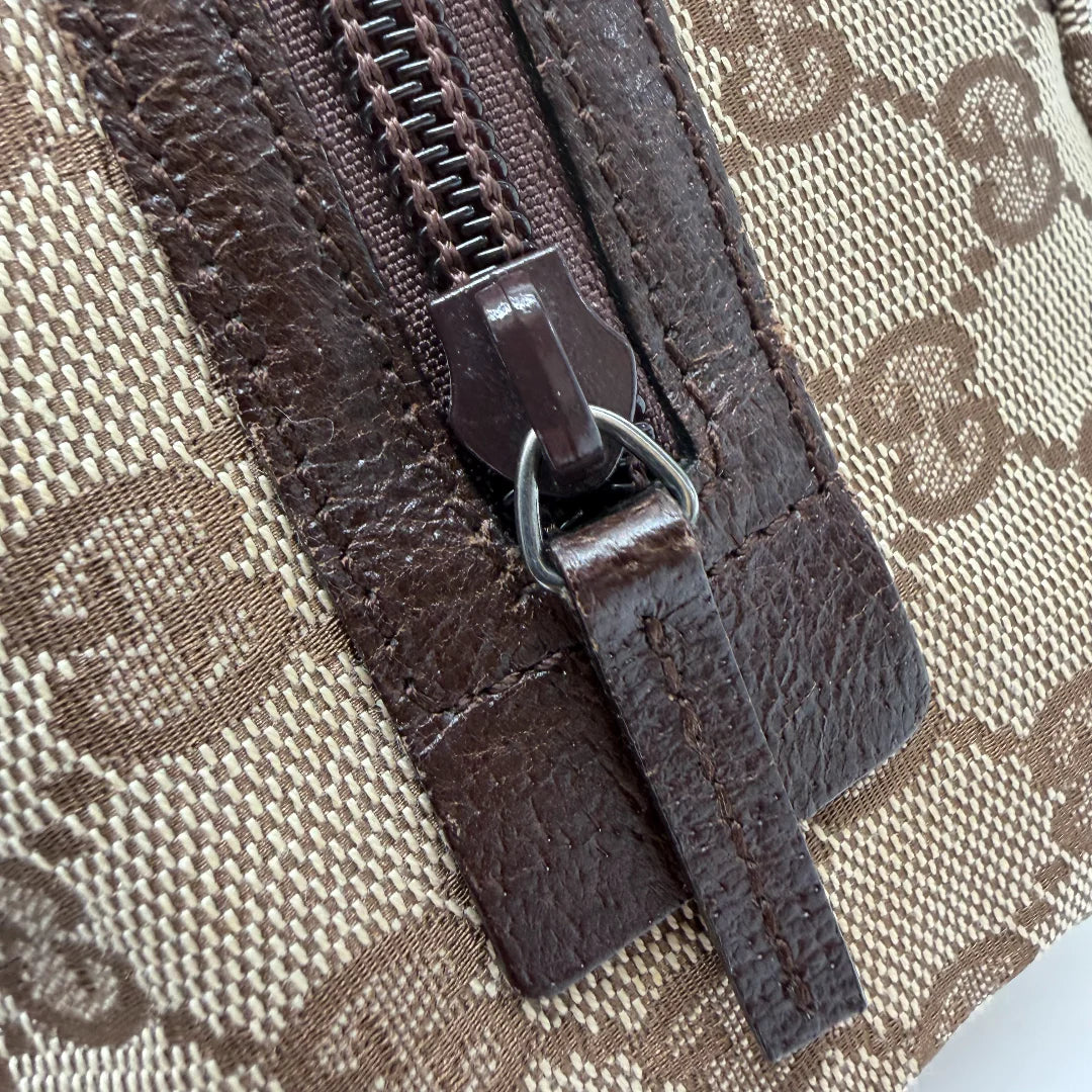 https://cdn.shopify.com/s/files/1/0564/9376/8855/files/Gucci_Handtasche_Balthus_monogram_beige_vintage_GG_0179.webp?v=1771409218