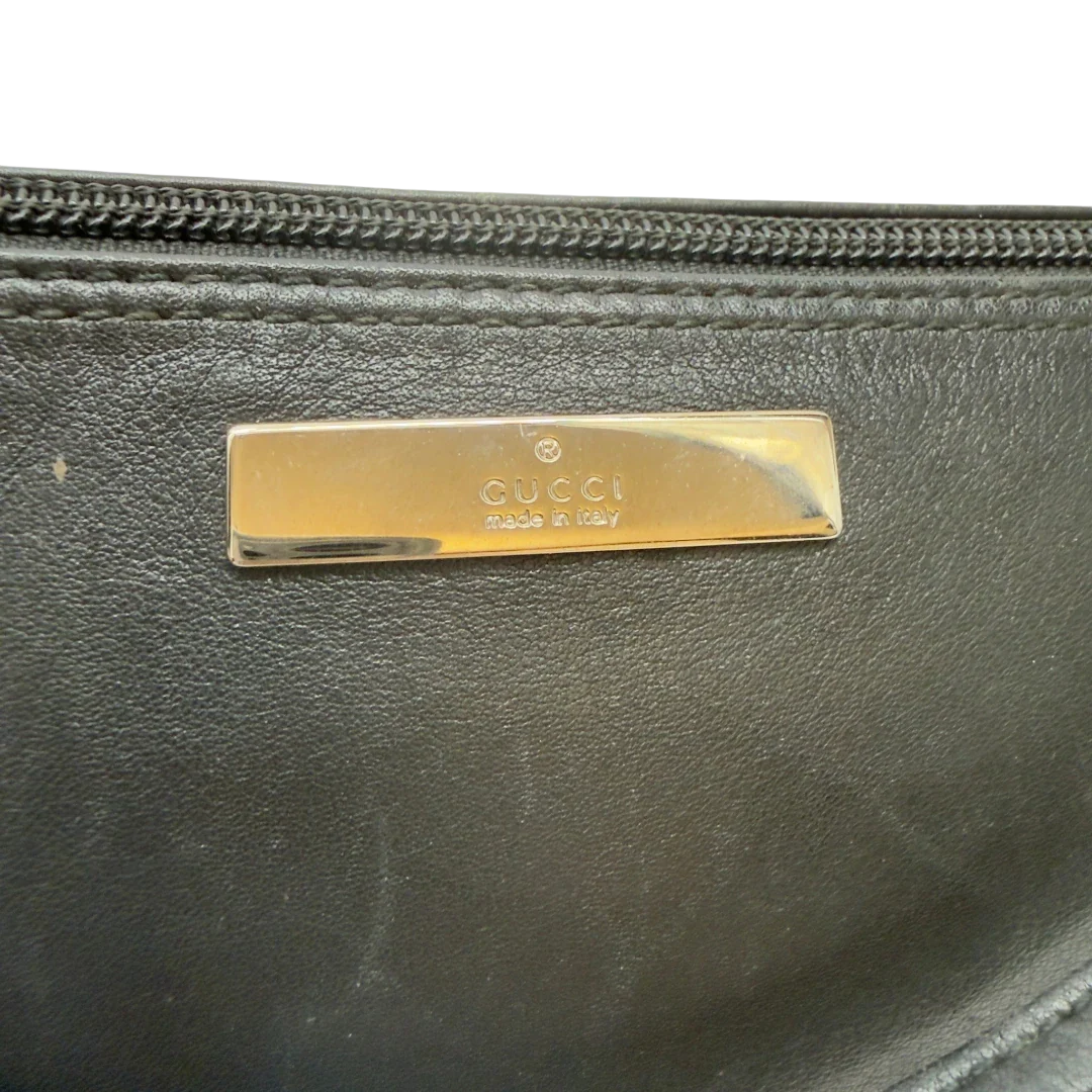 https://cdn.shopify.com/s/files/1/0564/9376/8855/files/Gucci_Handtasche_Boat_Baguette_aus_Leder_schwarz_13.webp?v=1783511320