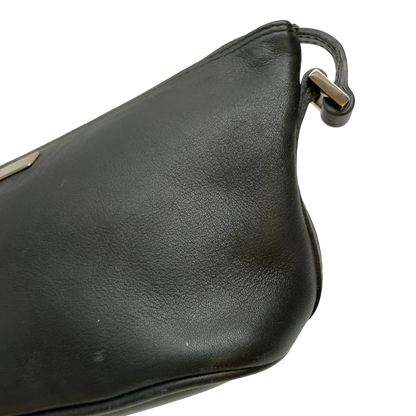 https://cdn.shopify.com/s/files/1/0564/9376/8855/files/Gucci_Handtasche_Boat_Baguette_aus_Leder_schwarz_18.webp?v=1783511319
