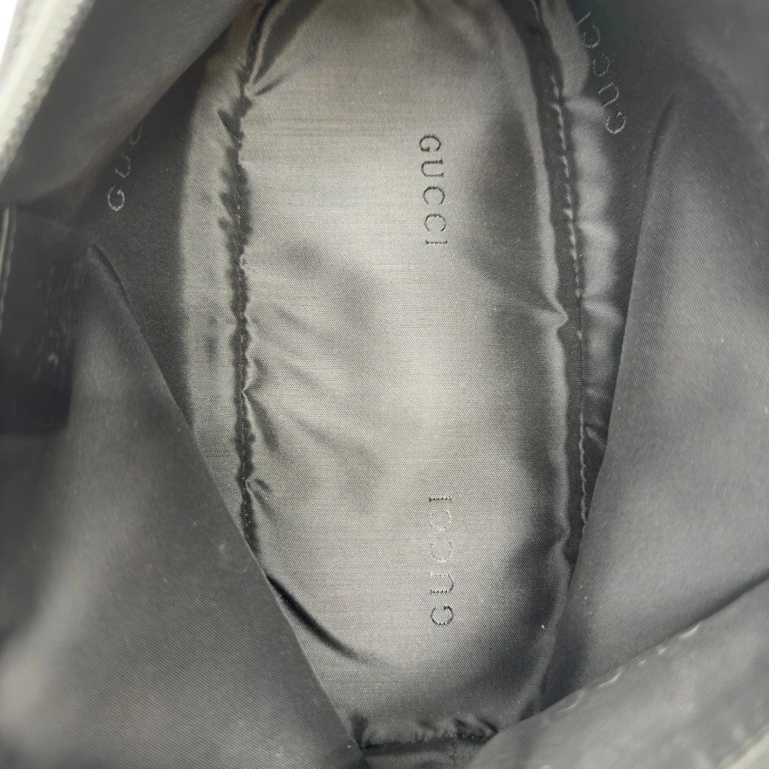https://cdn.shopify.com/s/files/1/0564/9376/8855/files/Gucci_Handtasche_Boat_Baguette_aus_Leder_schwarz_21.webp?v=1783511320