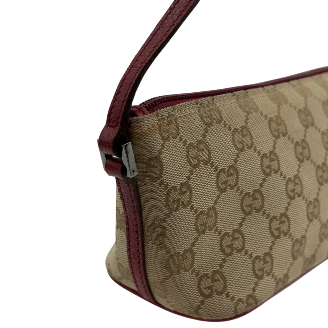 https://cdn.shopify.com/s/files/1/0564/9376/8855/files/Gucci_Handtasche_Boat_Baguette_monogram_beige_13_d62a3866-1672-48a7-9f1c-bdfc2122bc53.webp?v=1784282634