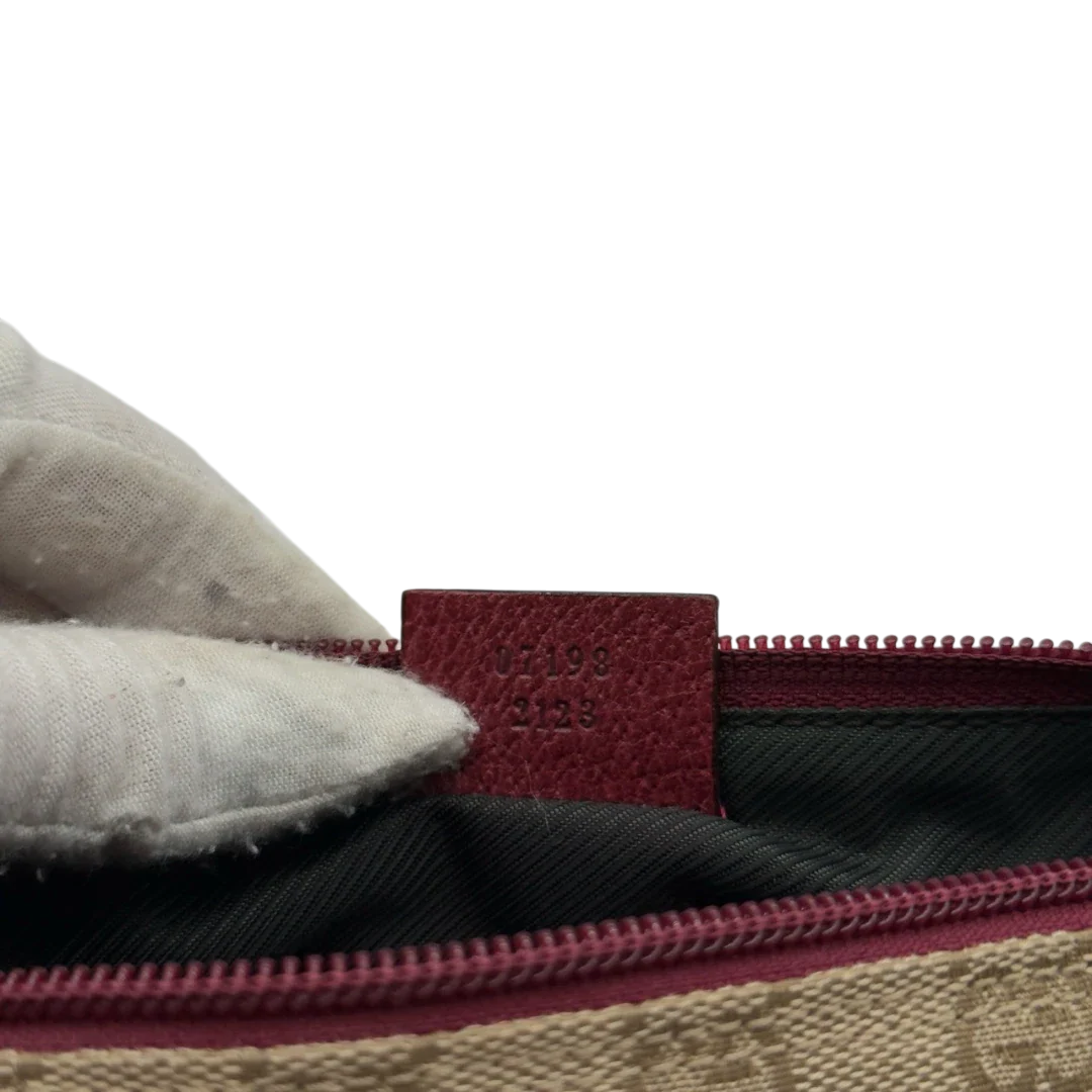 https://cdn.shopify.com/s/files/1/0564/9376/8855/files/Gucci_Handtasche_Boat_Baguette_monogram_beige_18.webp?v=1784282634