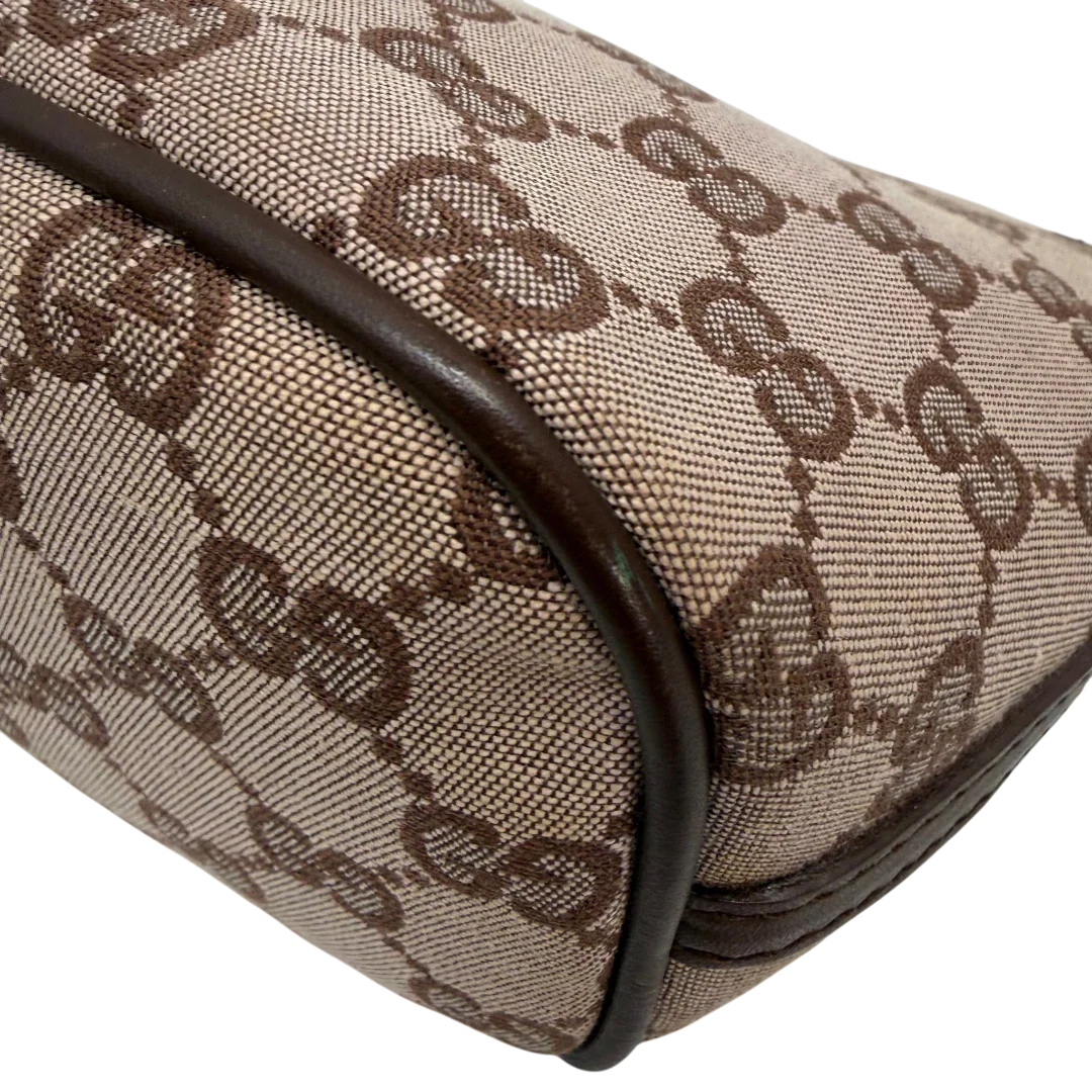 https://cdn.shopify.com/s/files/1/0564/9376/8855/files/Gucci_Handtasche_Boat_Baguette_monogram_beige_vintage_GG6366_efbc6906-d68d-4338-afa7-3299c60bcbc3.webp?v=1778669170