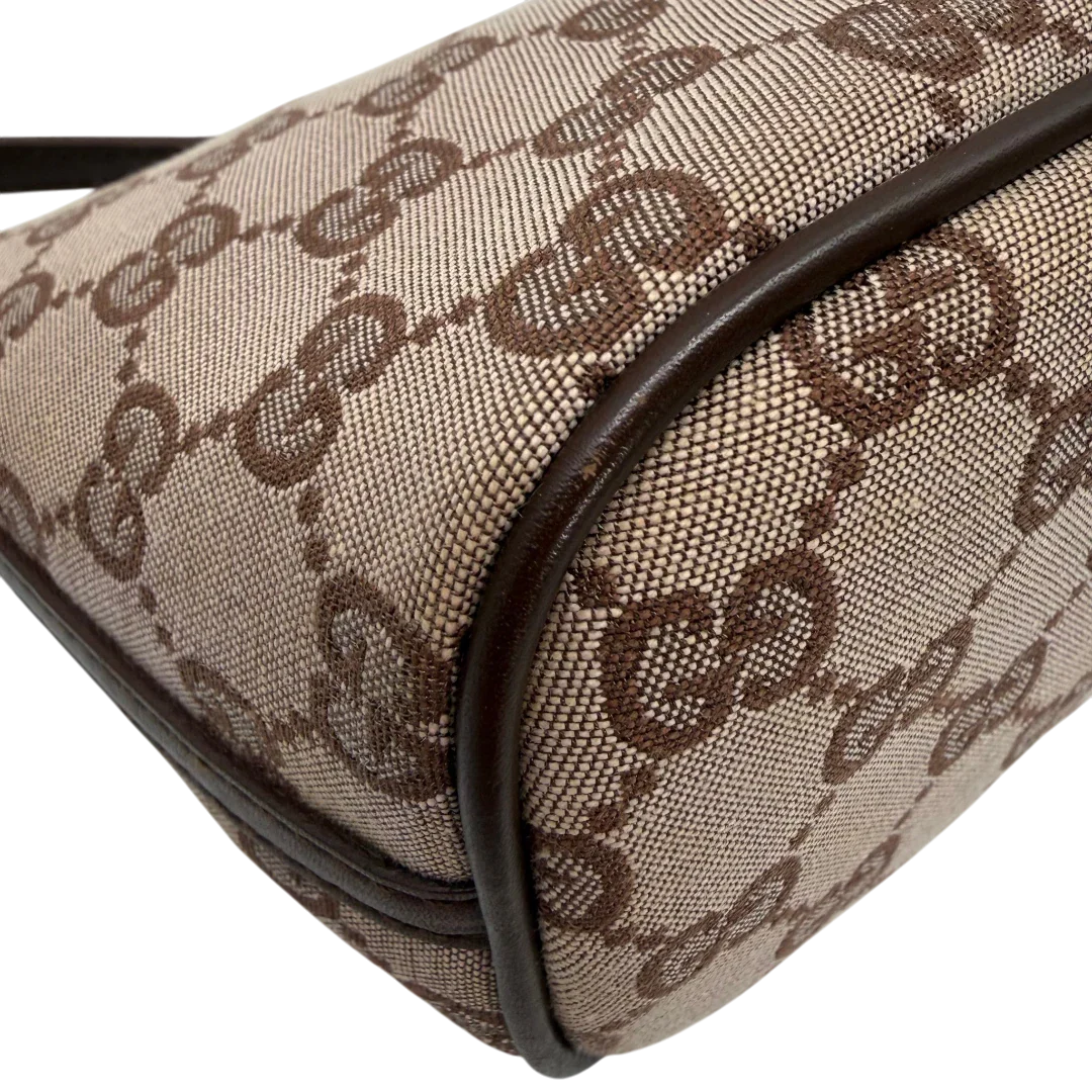 https://cdn.shopify.com/s/files/1/0564/9376/8855/files/Gucci_Handtasche_Boat_Baguette_monogram_beige_vintage_GG6367_3f4fdbf0-ab14-422a-b3a0-3d01dc4f28bb.webp?v=1778669170