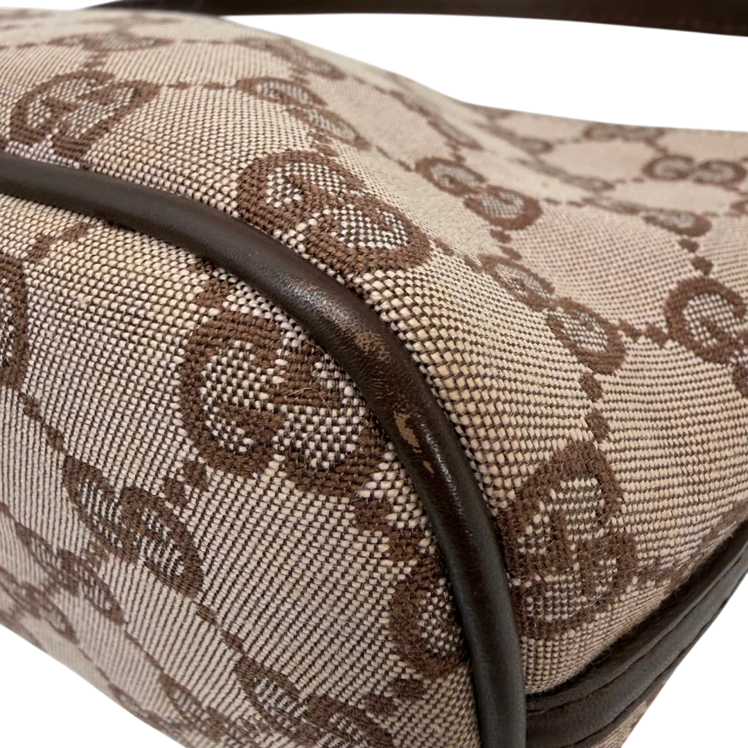 https://cdn.shopify.com/s/files/1/0564/9376/8855/files/Gucci_Handtasche_Boat_Baguette_monogram_beige_vintage_GG6368_e9fbc163-4c2d-457e-8675-e298a2c5f40f.webp?v=1778669169