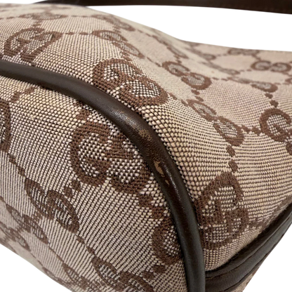 https://cdn.shopify.com/s/files/1/0564/9376/8855/files/Gucci_Handtasche_Boat_Baguette_monogram_beige_vintage_GG6368_e9fbc163-4c2d-457e-8675-e298a2c5f40f.webp?v=1778669169