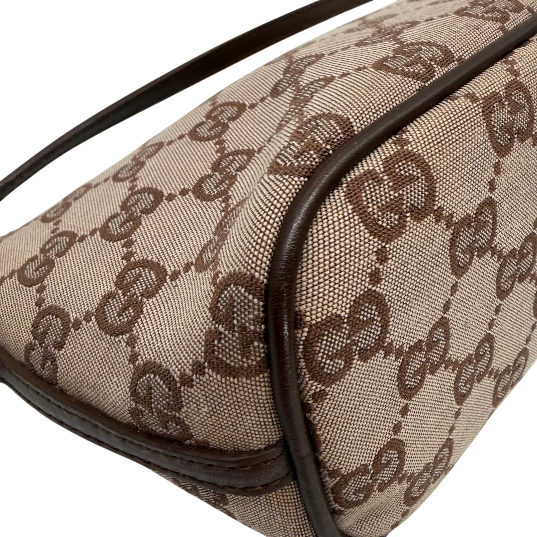 https://cdn.shopify.com/s/files/1/0564/9376/8855/files/Gucci_Handtasche_Boat_Baguette_monogram_beige_vintage_GG6369_49aab654-5108-4c35-8249-7073be638031.webp?v=1778669169