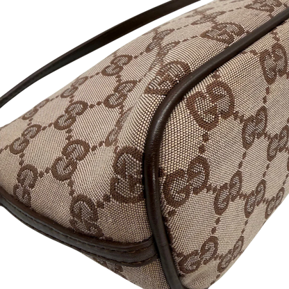 https://cdn.shopify.com/s/files/1/0564/9376/8855/files/Gucci_Handtasche_Boat_Baguette_monogram_beige_vintage_GG6369_49aab654-5108-4c35-8249-7073be638031.webp?v=1778669169