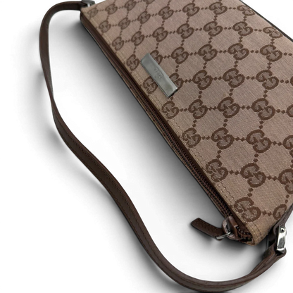 https://cdn.shopify.com/s/files/1/0564/9376/8855/files/Gucci_Handtasche_Boat_Baguette_monogram_beige_vintage_GG6370_304b24cc-dcd2-4b69-8427-0bc38d033a59.webp?v=1778669170