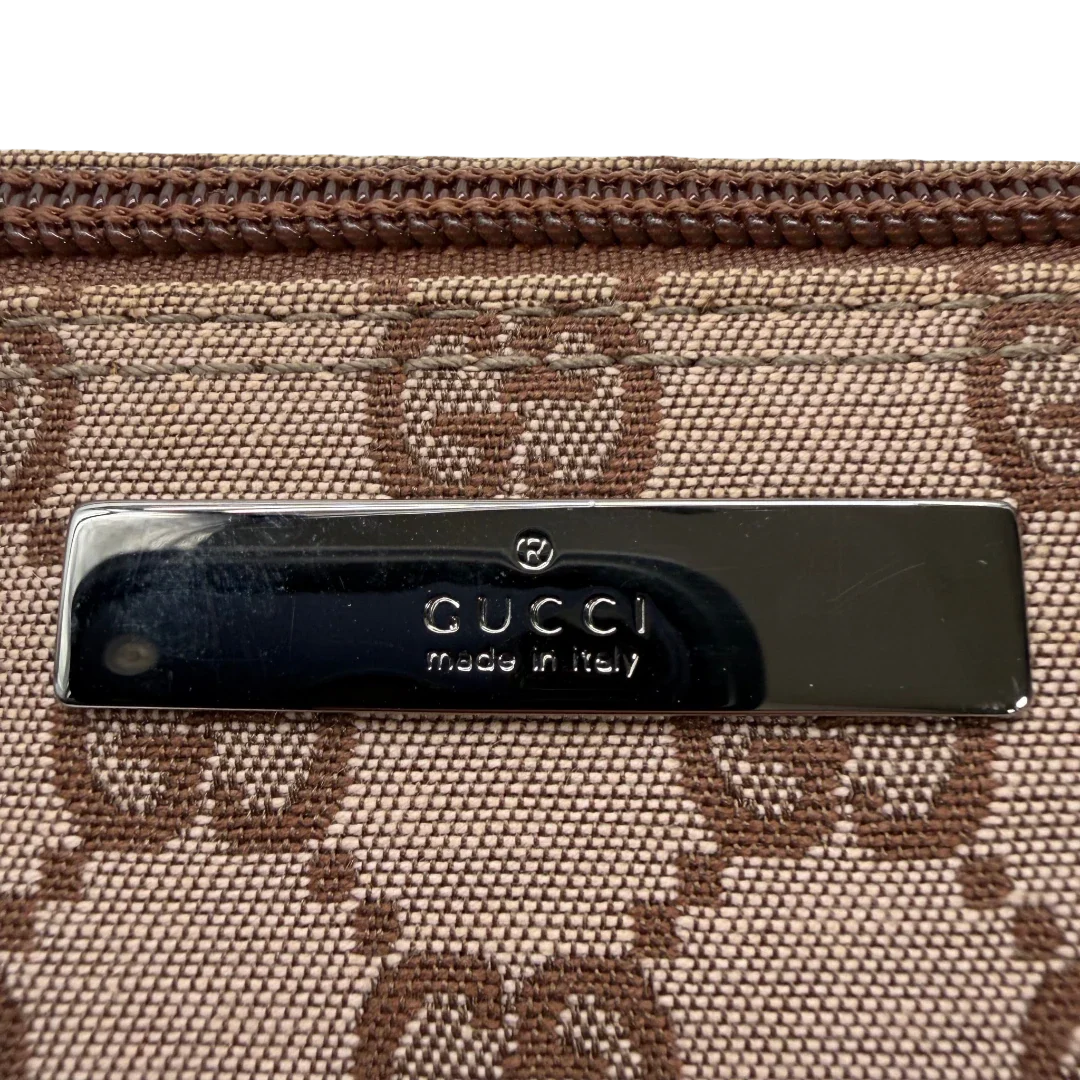 https://cdn.shopify.com/s/files/1/0564/9376/8855/files/Gucci_Handtasche_Boat_Baguette_monogram_beige_vintage_GG6371_98f4d8f4-4851-423f-b687-b028debb5af6.webp?v=1778669170