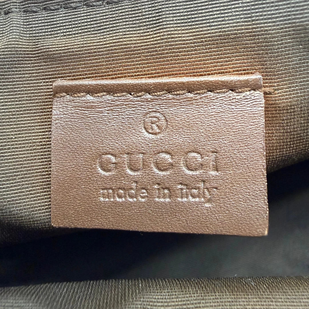 https://cdn.shopify.com/s/files/1/0564/9376/8855/files/Gucci_Handtasche_Boat_Baguette_monogram_beige_vintage_GG6375_63f1a56f-09f5-494d-b94a-e0fb8a2c2c1b.webp?v=1778669170