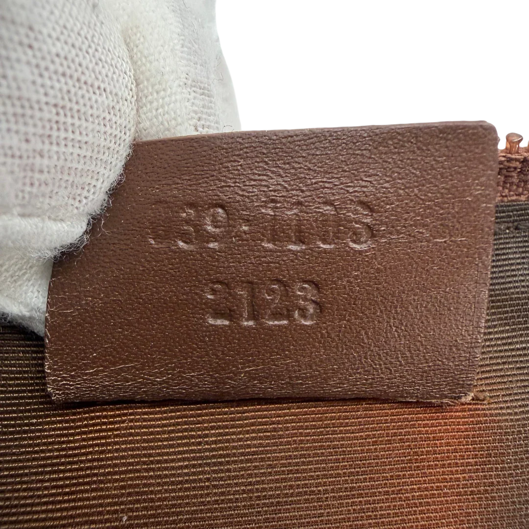 https://cdn.shopify.com/s/files/1/0564/9376/8855/files/Gucci_Handtasche_Boat_Baguette_monogram_beige_vintage_GG6376_cd290399-e0f9-45af-b31f-fb2469f78f4a.webp?v=1778669170