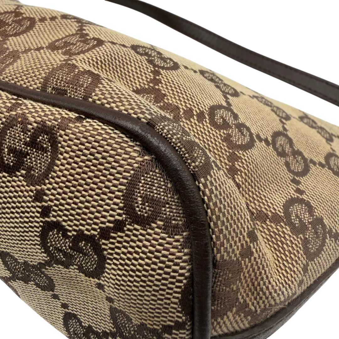 https://cdn.shopify.com/s/files/1/0564/9376/8855/files/Gucci_Handtasche_Boat_Baguette_monogram_beige_vintage_GG6565.webp?v=1778669273