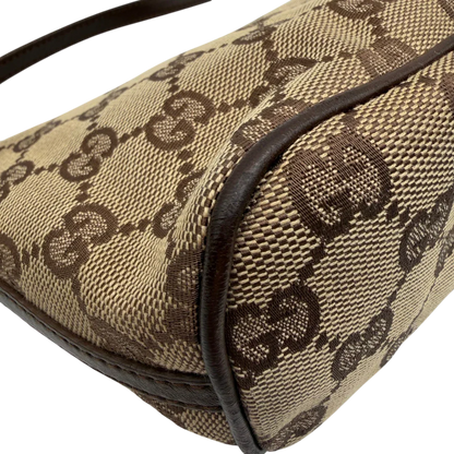 https://cdn.shopify.com/s/files/1/0564/9376/8855/files/Gucci_Handtasche_Boat_Baguette_monogram_beige_vintage_GG6566.webp?v=1778669274