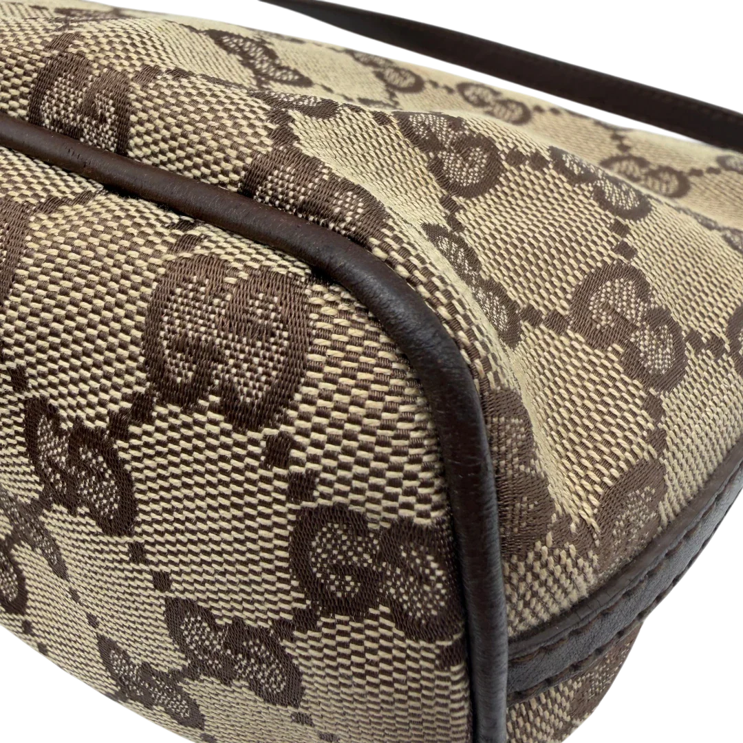 https://cdn.shopify.com/s/files/1/0564/9376/8855/files/Gucci_Handtasche_Boat_Baguette_monogram_beige_vintage_GG6567.webp?v=1778669274