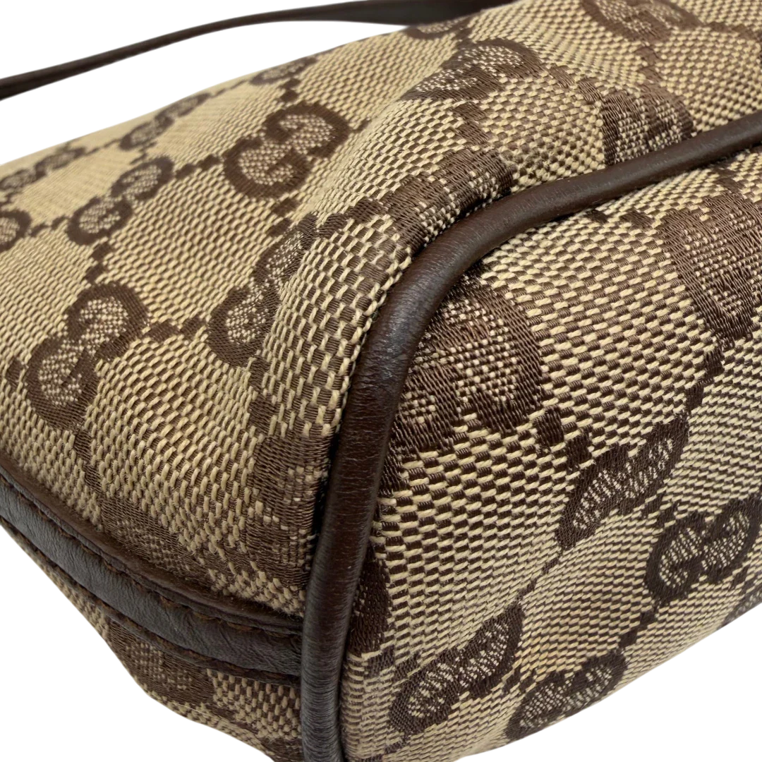 https://cdn.shopify.com/s/files/1/0564/9376/8855/files/Gucci_Handtasche_Boat_Baguette_monogram_beige_vintage_GG6568.webp?v=1778669274